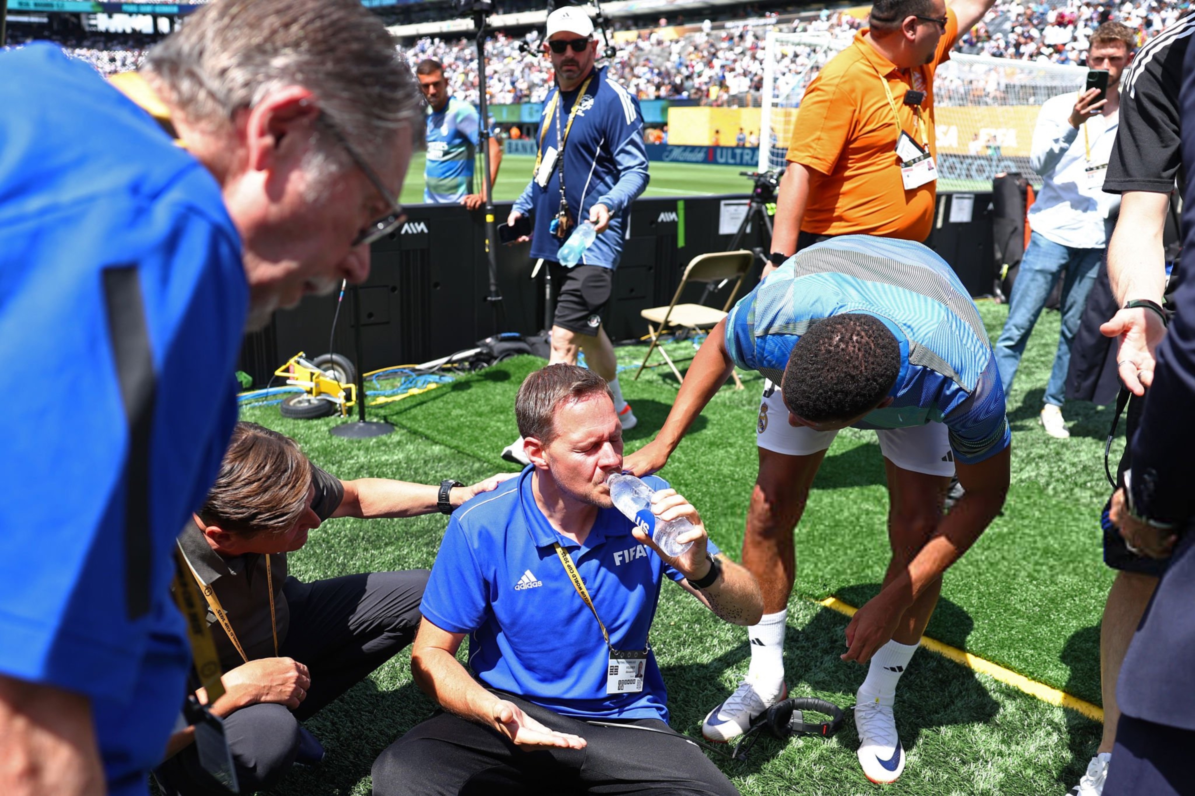 包含足总杯倒计时，巴黎圣日耳曼清晨内部沟通，细节引发关注，态度坚定，赛程密集仍需轮换的词条