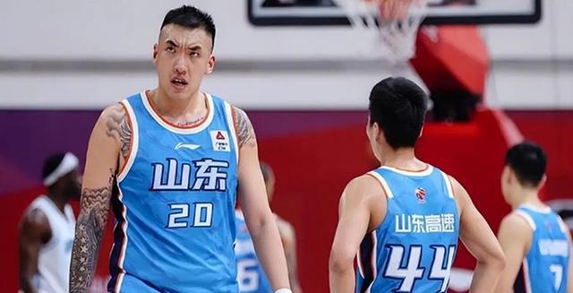 米兰体育官方网站今夜体能课后，山东泰山豪取连胜备战CBA常规赛，气氛紧张，赛季目标并未改变的简单介绍